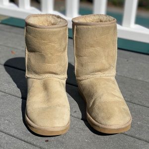 Ugg Classic short boots- size 8 fit like 9